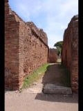 01481 ostia - regio ii - insula vi - casa dell'ercole bambino (ii,vi,3-4) - via della corporazzioni - durchgang - bli ri via della fortuna - ri osten - 06-2024.jpg